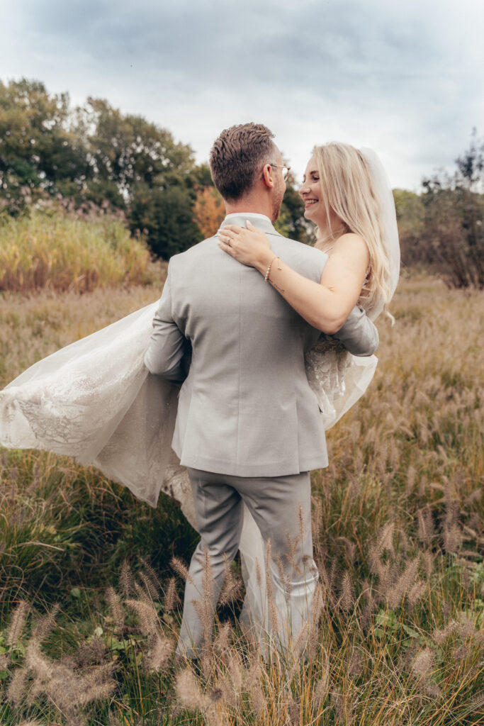 wedding photographer germany bride and groom walking in field natural wedding moment